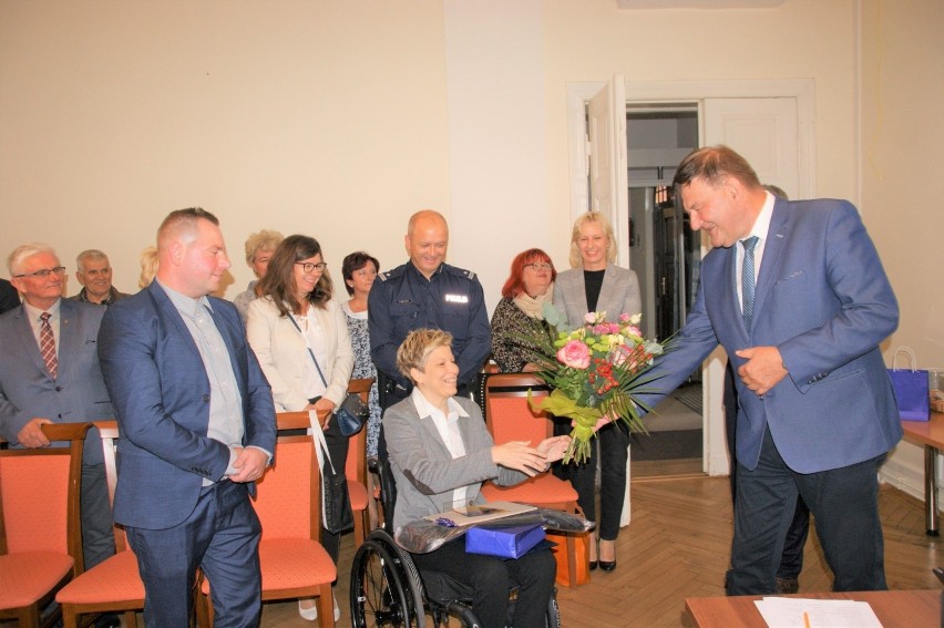 Nagroda I stopnia i kwiaty dla Doroty Bucław od starosty...
