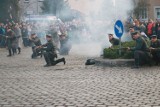 Batalistyczne widowisko przed dworcem kolejowym w Międzyrzeczu