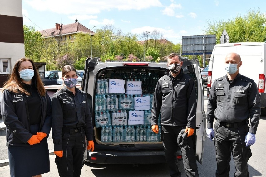 Kraków. Służba więzienna wspiera pracowników pogotowia ratunkowego tysiącem litrów wody mineralnej [ZDJĘCIA] 
