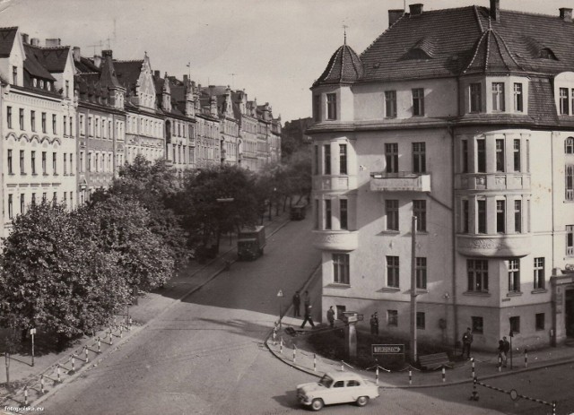 Ulica Bohaterów Getta oraz fragment ulicy Warszawskiej Zgorzelca. Budynki nadal tutaj stoją, lecz u zbiegu ulic wybudowano rondo.