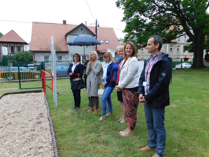 W Miejskiej Szkole Podstawowej w Szczawnie-Zdroju otwarto przyszkolny ogródek meteorologiczny.