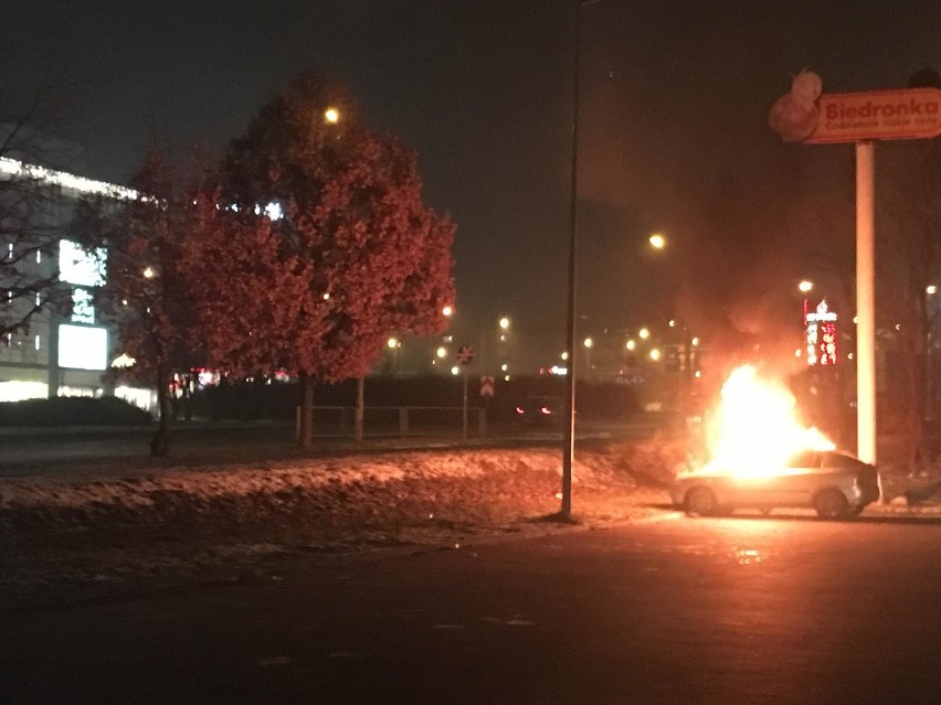 W Kielcach płonęło auto. Był wielki ogień [ZDJĘCIA, WIDEO]