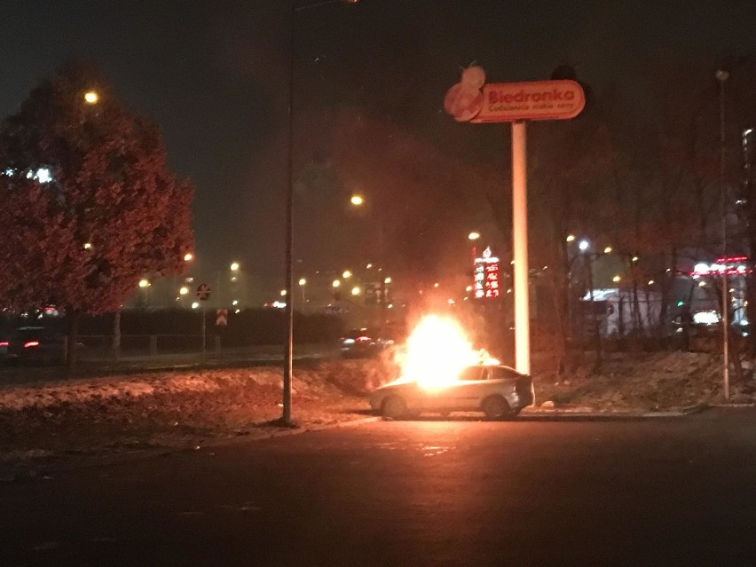 W Kielcach płonęło auto. Był wielki ogień [ZDJĘCIA, WIDEO]