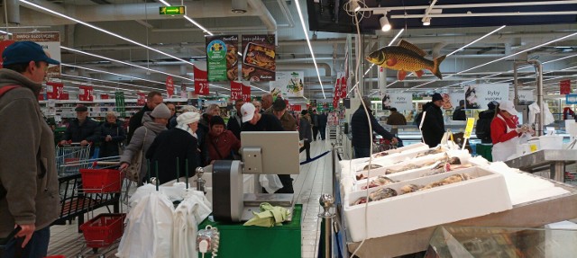 Ceny karpia 20.12.2022 roku w marketach w Wałbrzychu. Jest dużo promocji. Na zdjęciu market Auchan