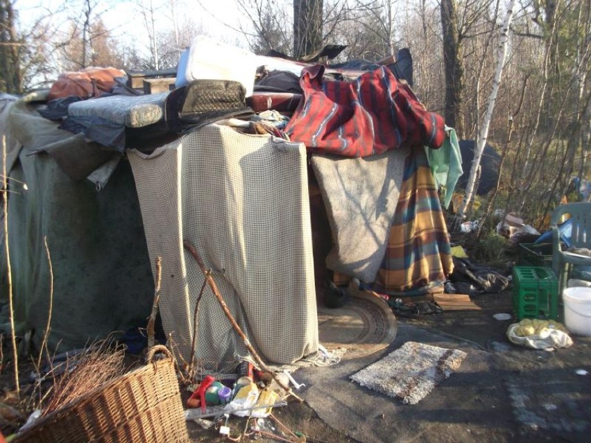 Zobacz, jak żyją bezdomni w Rybniku...Straż miejska rozdała im ubrania 