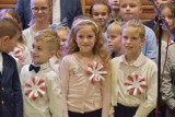 Wieczornica w Szkole Podstawowej w Dąbrowie. Dzieci przypomniały takie piosenki jak "Szara piechota" czy "Jesienny deszcz"