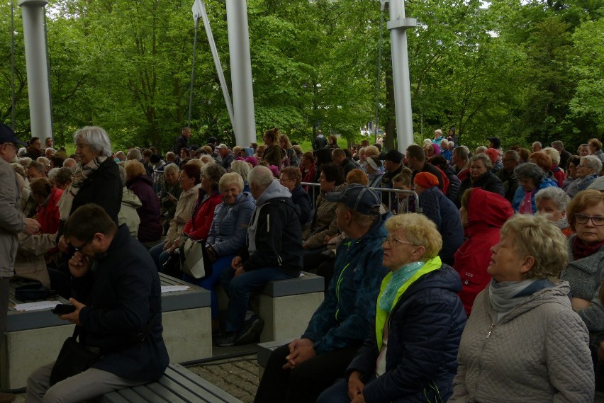 Dzieci i młodzież śpiewali piosenki patriotyczne i żołnierskie (galeria)