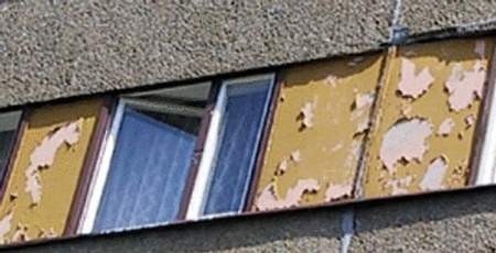 Kolorowe płyty pomiędzy oknami oraz te od strony zewnętrznej balkonów mają pewien udział substancji azbestowych. Fot. Iwona KAMIEŃSKA