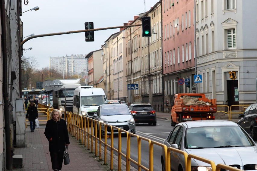 Ulica Wolności: Ujęcie ul. Wolności od skrzyżowania z ul....