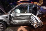 Dziewiętnastolatek rozbił SZEŚĆ samochodów w miejscowości Koty! Przyczyna: niedostosowanie prędkości