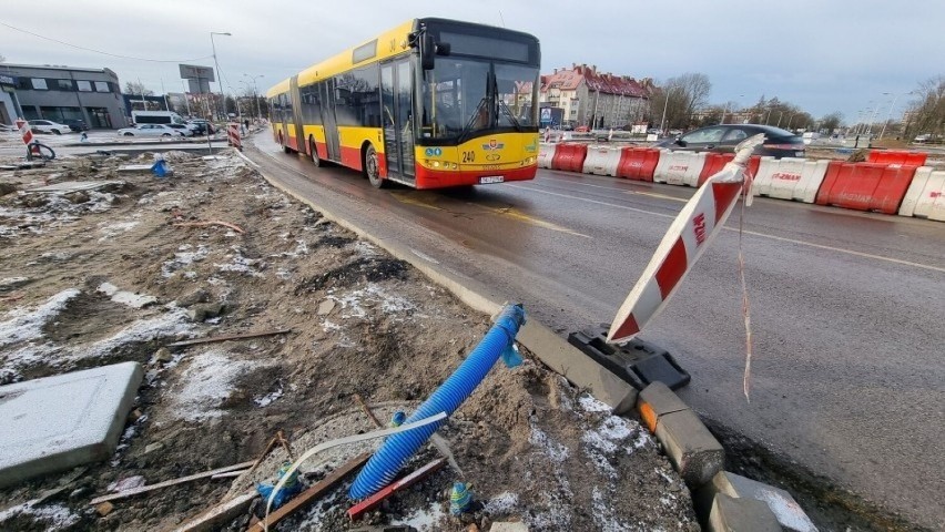 Wracają prace na skrzyżowaniu alei Solidarności i ulicy Domaszowskiej w Kielcach. Wykonawca otrzyma więcej pieniędzy i wznowi roboty 