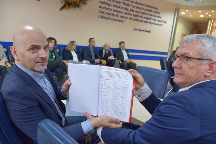 Burmistrzowie Radłowa z podpisami przeciw likwidacji szkoły...