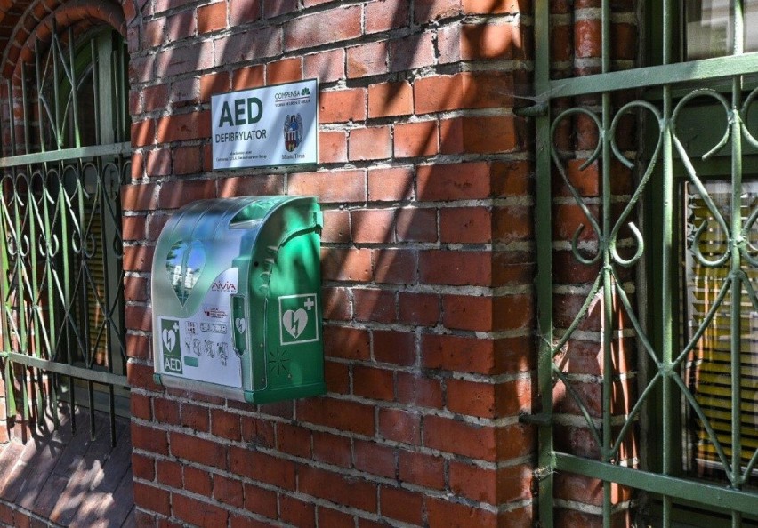 Defibrylator na fasadzie budynku UMT, ul. Wały gen....