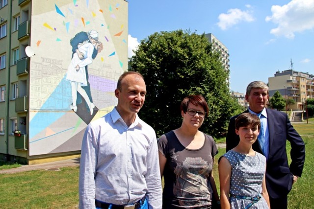 Autorzy muralu z wiceprezydentem Adamem Burczykiem. Od lewej: Daniel Piechowski, Aleksandra Kęprowska, Emilia Garska i Adam Burczyk.