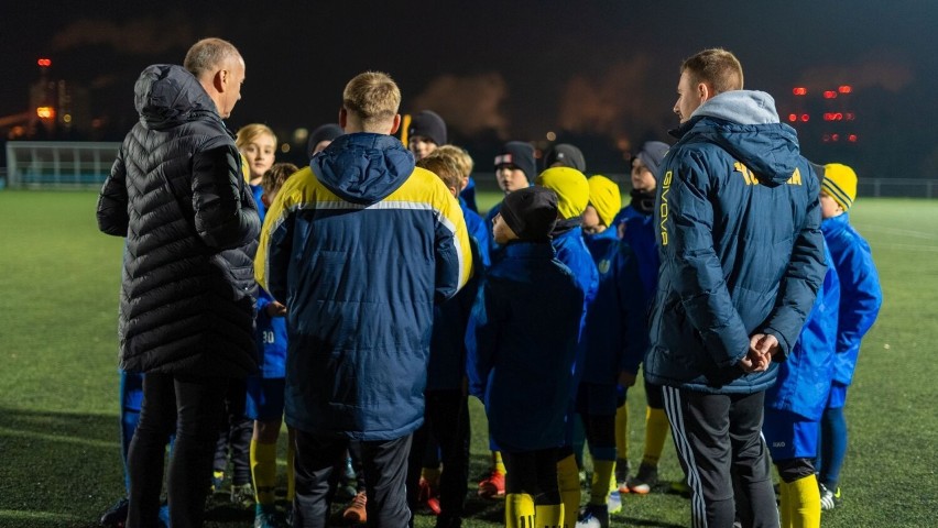 Wiceminister sportu i prezes MZPN na treningach najmłodszych adeptów futbolu w Ostrołęce. 7.11.2022