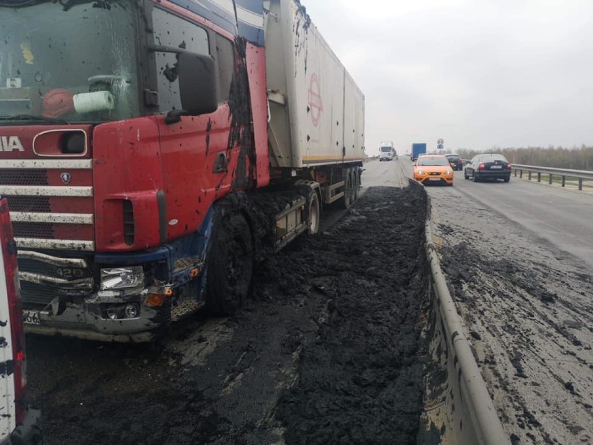 Wypadek na DK 1 w Lubojence pod Częstochową. Trasa jest zablokowana w obydwu kierunkach