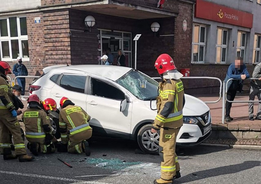 Wypadek w centrum Dąbrowy Górniczej. Samochód dachował przy poczcie, ranna kobieta trafiła do szpitala