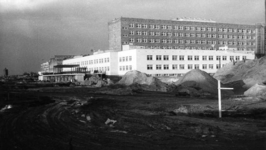Późne lata 80. XX wieku. Trwa budowa szpitala, który do dziś...