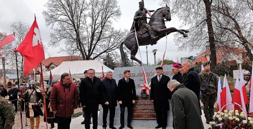 Pierwszy w Polsce okazały pomnik hetmana Stanisława Żółkiewskiego stanął w  Żółkiewce. Zobacz zdjęcia