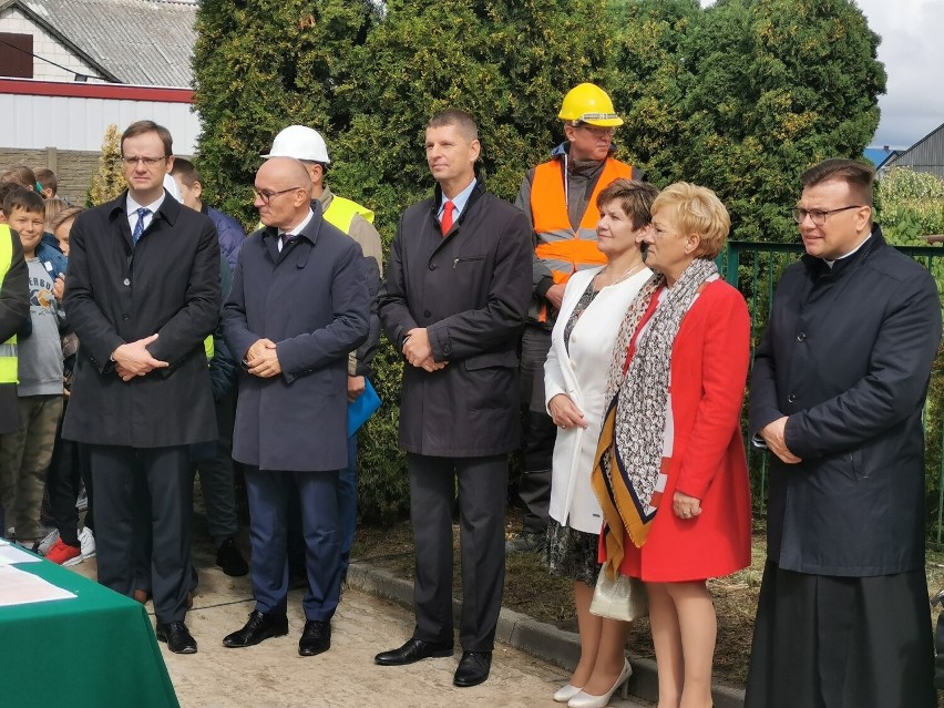 Symbolicznie rozpoczęto budowę budynków przedszkolnych w Jabłoni Kościelnej i Nowych Piekutach. Podpisano i wmurowano akty erekcyjne [FOTO]