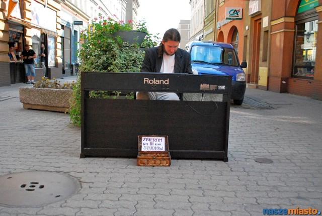 Uliczny pianista, który pojawił się w Lesznie nazywa się Piotr Wiese. Chłopak ma wykształcenie muzyczne. Jest z Pomorza.