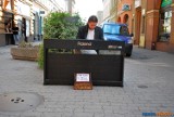 Uliczny pianista w Lesznie: Wakacyjne podróże z pianinem [ZDJĘCIA]