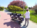Pleszewskie trojaczki jeżdżą na spacery wózkiem, który dostały w prezencie od Miasta i Gminy Pleszew