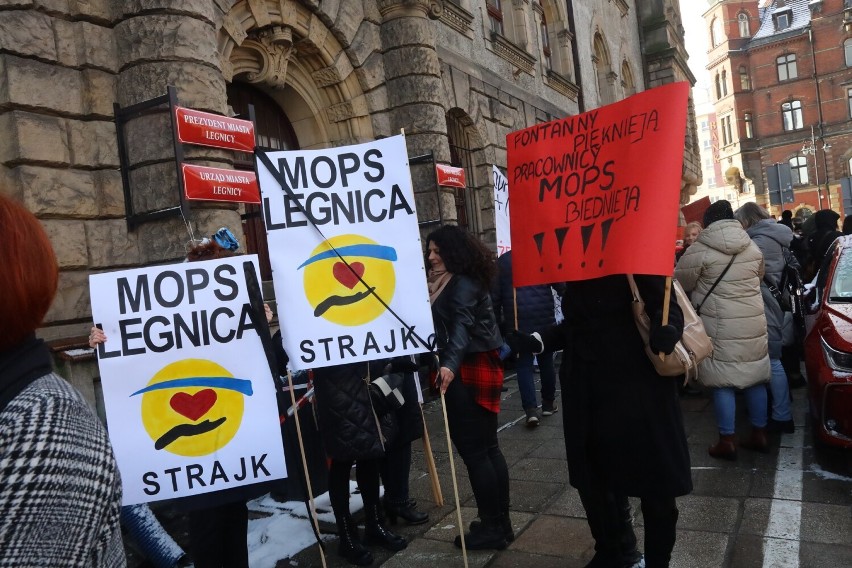 Strajk pracowników Miejskiego Ośrodka Pomocy Społecznej w Legnicy, zobaczcie zdjęcia