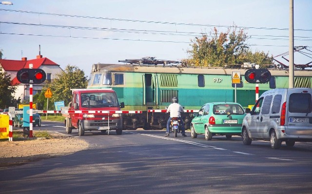 Kierowca czerwonego auta dostawczego nie zdążył w piątek przejechać przez przejazd kolejowy przy ul. Morasko przed zamknięciem rogatek