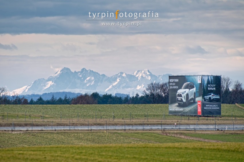 Widok na Tatry z pól przy autostradzie A4 między Borową i...