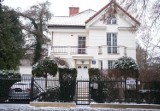 Dom rodziny Skalskich z serialu "Niania" nic się nie zmienił. Słynna willa znajduje się w samym sercu Warszawy
