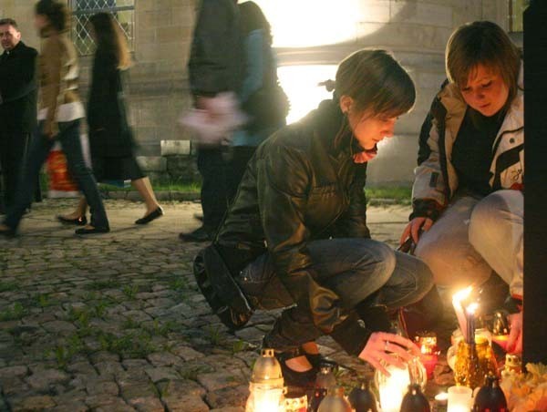 Już w sobotę pod krzyżem przy kościele pod wezwaniem św. Barbary Agata Podgórska i Anna Kowalska zapaliły znicze za ofiary tragedii