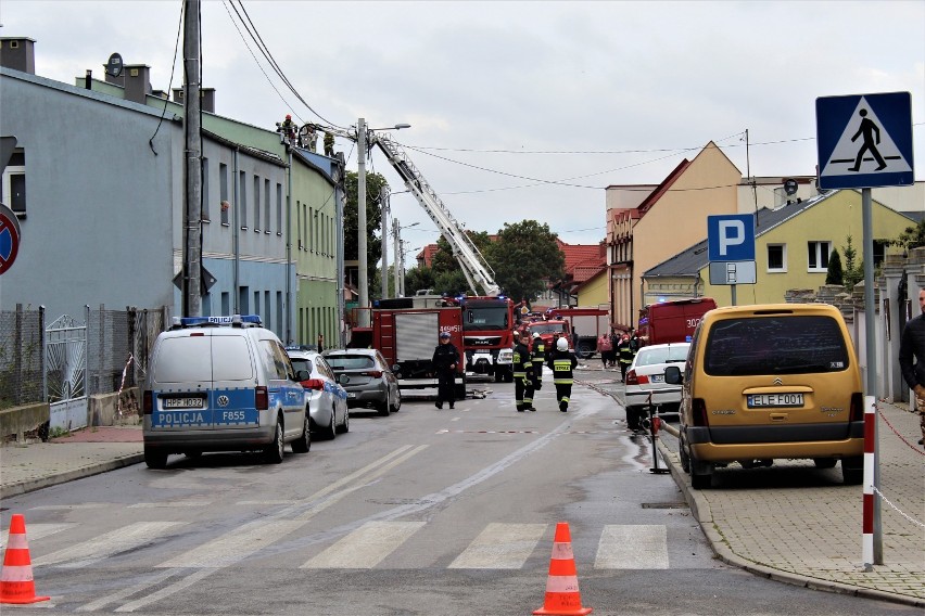 Łęczyccy policjanci ratowali ludzi z płonącej kamienicy. Niestety w pożarze zginęła 66-letnia kobieta