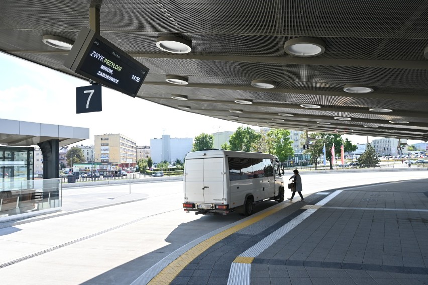 Dworzec autobusowy w Kielcach nadal zachwyca, ale... pasażerom brakuje jednej rzeczy. Zobaczcie o czym zapomniano