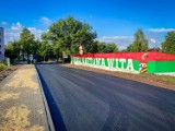 Ulica Naftowa w Sosnowcu znowu przejezdna. Na ulicy pojawił się nowy asfalt. Trwają prace wykończeniowe