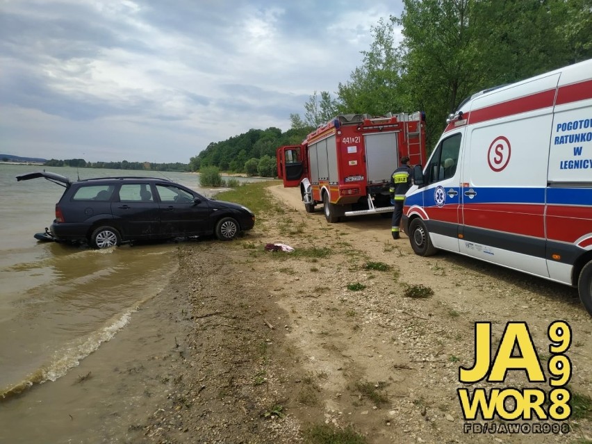 Kobieta opalała się nad wodą. Przejechał po niej samochód