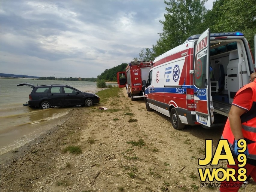 Kobieta opalała się nad wodą. Przejechał po niej samochód