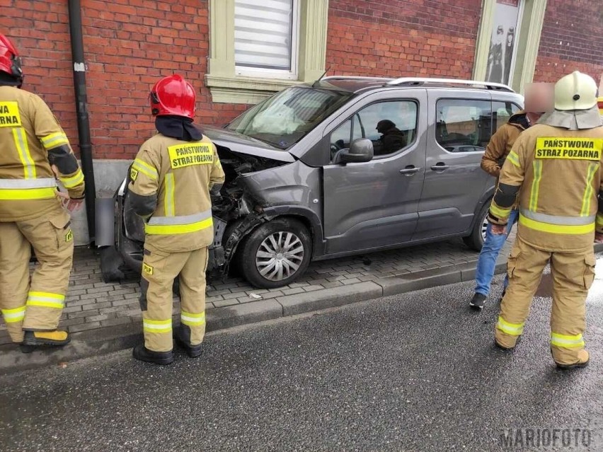 Zderzenie dwóch samochodów na skrzyżowaniu ul. Mieszka I i Bolesława Chrobrego w Opolu