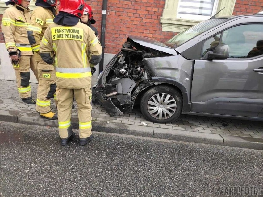 Zderzenie dwóch samochodów na skrzyżowaniu ul. Mieszka I i Bolesława Chrobrego w Opolu