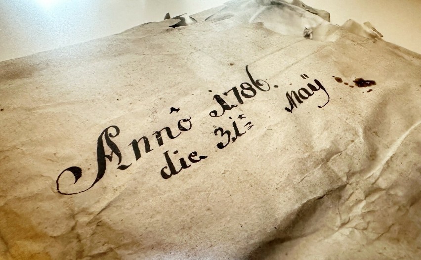 Kapsuła zawierała m.in. bardzo cenne dokumenty z 1726, 1786,...