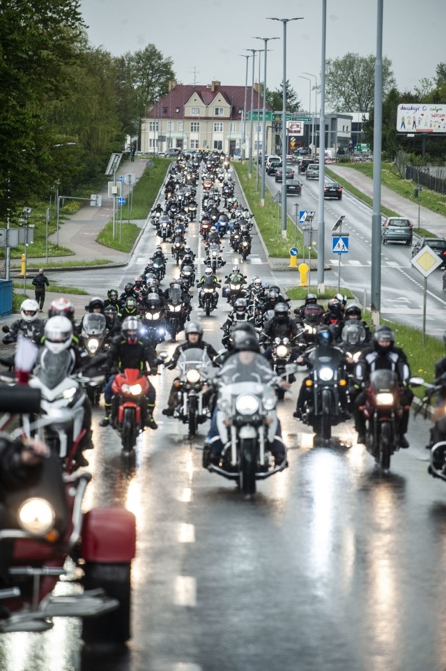 Otwarcie sezonu motocyklowego w Koszalinie. Parada w strugach deszczu.