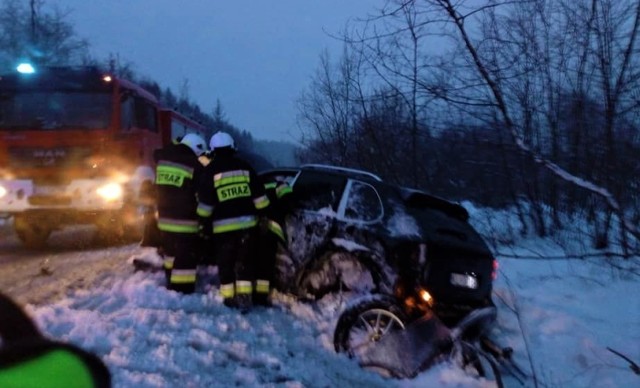 Kierująca porsche zakończyła podróż w przydrożnym rowie