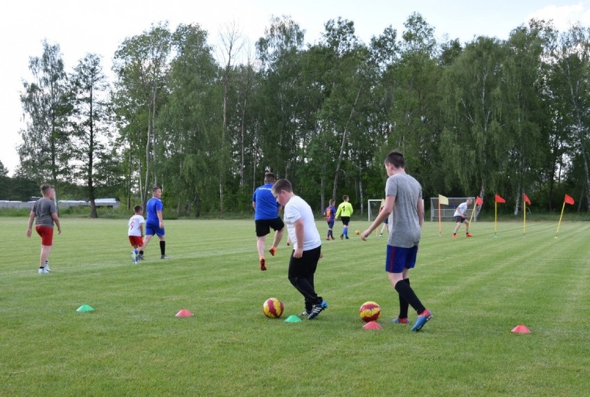 Błędno Nądnia. Trening piłkarski drużyny juniorów i seniorów - 27 maja 2020