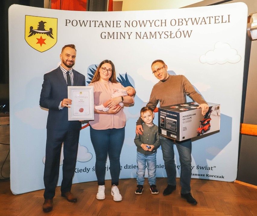 Najmłodsi mieszkańcy gminy Namysłów oficjalnie powitani. Rodzice dzieci otrzymali listy gratulacyjne i upominki