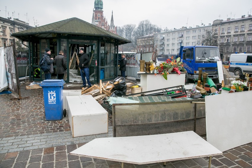 Kwiaciarnia rozebrana. Dokończą remont Rynku Podgórskiego [ZDJĘCIA, WIDEO]