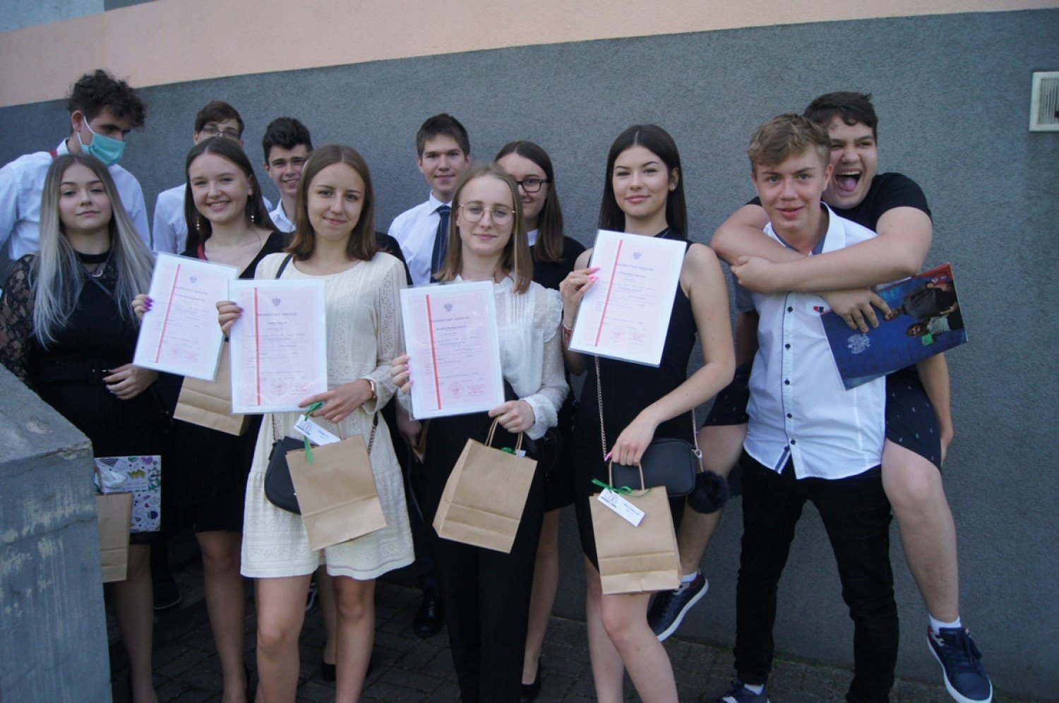 Zakończenie roku szkolnego 2020 w I LO w Radomsku. Uczniowie odebrali  świadectwa [ZDJĘCIA] | Radomsko Nasze Miasto