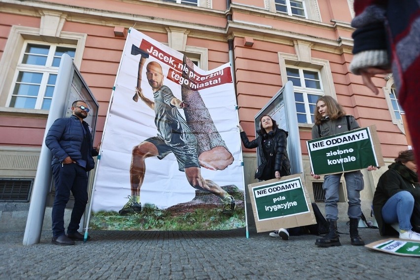 Mieszkańcy Wrocławia protestowali dziś (12 kwietnia) pod...
