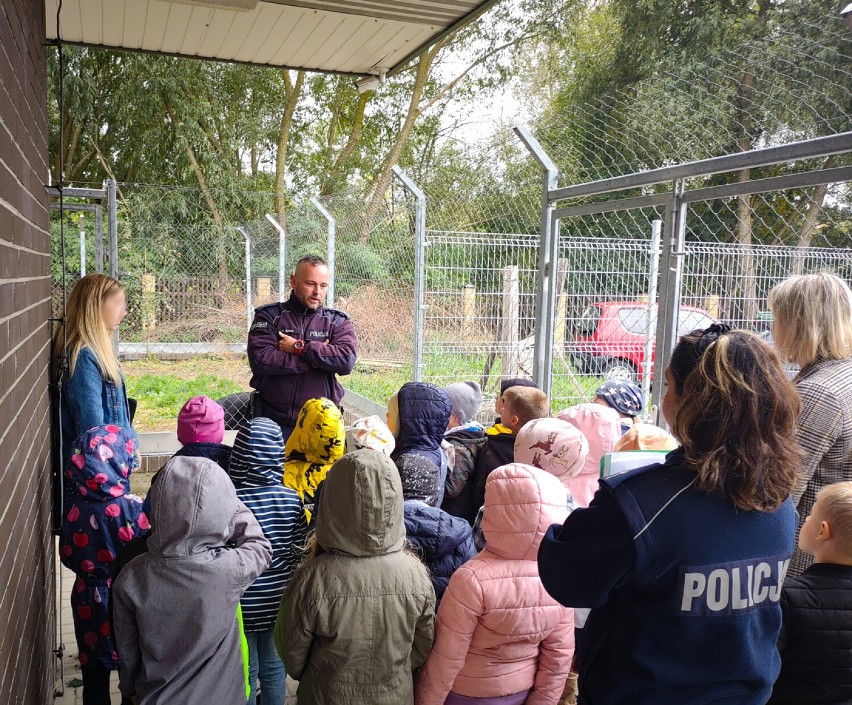 Opowieści "O tym jak Grześ przez jezdnię przechodził". Przedszkolaki odwiedziły policjantów