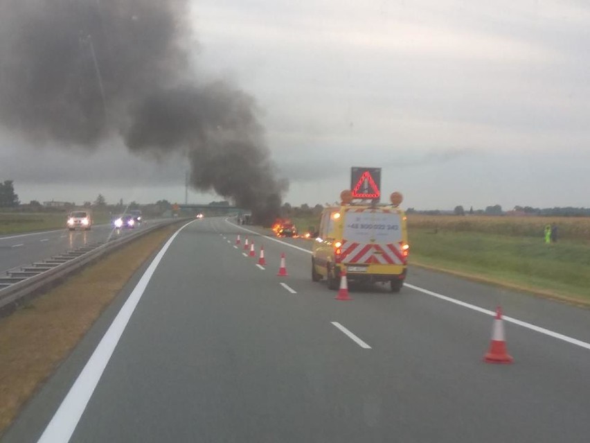 Dwie osoby poparzone w wyniku pożar auta na autostradzie A2