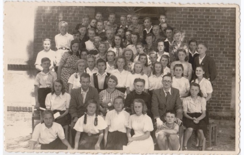 1945-1950. Nauczyciele i uczniowie Państwowego Gimnazjum w...
